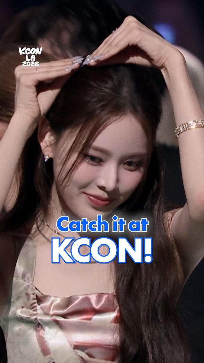 [#KCONLA2026] Closer than you’ve ever been! Feel every second, right there with your favorite artists 💕 A moment that stays with you. 𝐆𝐄𝐓 𝐘𝐎𝐔𝐑 𝐓𝐈𝐂𝐊𝐄𝐓 𝐍𝐎𝐖! 🎟️ 🔗Ticket Info - KCON LA 2026 AUG 14-16 Arena, LA Convention Center Let’s #KCON
