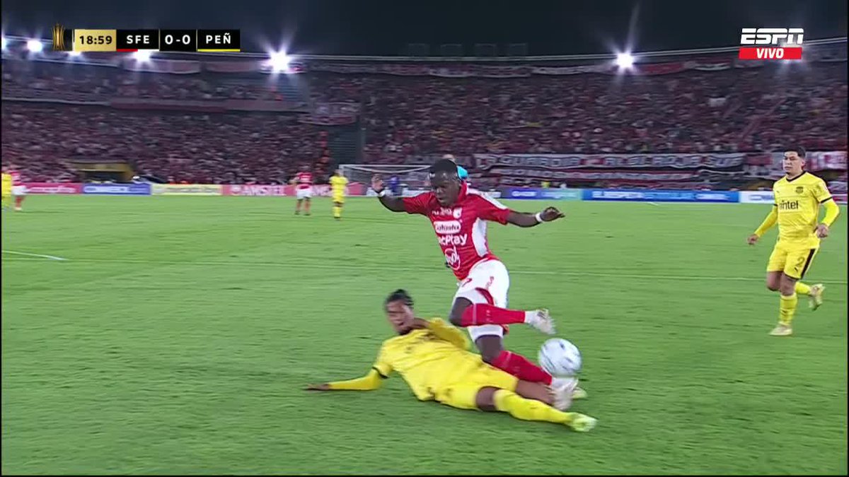 ❌ El gol de Olivera en Santa Fe vs Peñarol llegó de un saque de esquina mal dado, el último en tocar el balón fue el jugador rojo. Recordemos que a partir del próximo 01 de julio el VAR tendrá ahora también el poder de corregir en los saques de esquina.