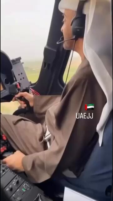 يتحسبونا وردنا الحرب لعابه لا والله الا وردناها نصفيها . نحنا حربنا نرد الحق لصحابه هي عادةٍ حق أهلنا ومانخليها . لايفرح اللي بن نهيان حرابه شيخٍ يمينه على الكايد مضريها . ( إنبري السيف من خشمه الى نصابه لكن قبضة يمينه مانبريها ) . #فخورين_بالإمارات وقايدنا العظيم بوخالد🇦🇪