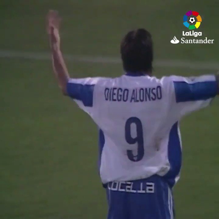 📹 | Hoy se cumplen 2️⃣2️⃣ años de este 'doblete' ⚽ de 🇺🇾 Diego Alonso (Diego Alonso) con el 💙 Málaga CF. ✍🏽 Fue en un partido de #LaLiga (03/04) donde el Málaga CF venció 3-1 al Atlético de Madrid. ⚽⚪🔵➡️ Diego Alonso (2), Leko. ⚽🔴⚪➡️ Nano.
