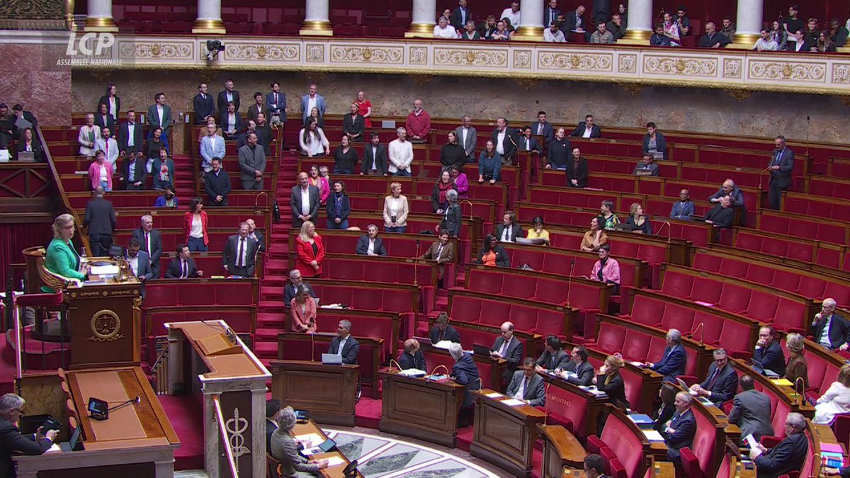 Travail le 1er-mai : La Marseillaise est entonnée sur les travées de gauche, pour protester contre le dépôt d'une motion de rejet préalable par le groupe EPR. Ce dernier justifie la motion pour empêcher une "obstruction parlementaire".