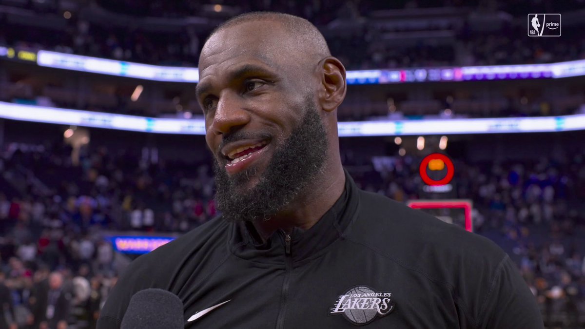 LeBron James: "Tüm zamanların en iyilerinden birinin benim ayakkabılarımı giymesi süper havalı bir durum. Bugün, onun Cleveland'a deplasmana gittiğinde ilk imza ayakkabımı giydiğini gördüm. Şimdi de LeBron X'i giydi. Bu çok özel."