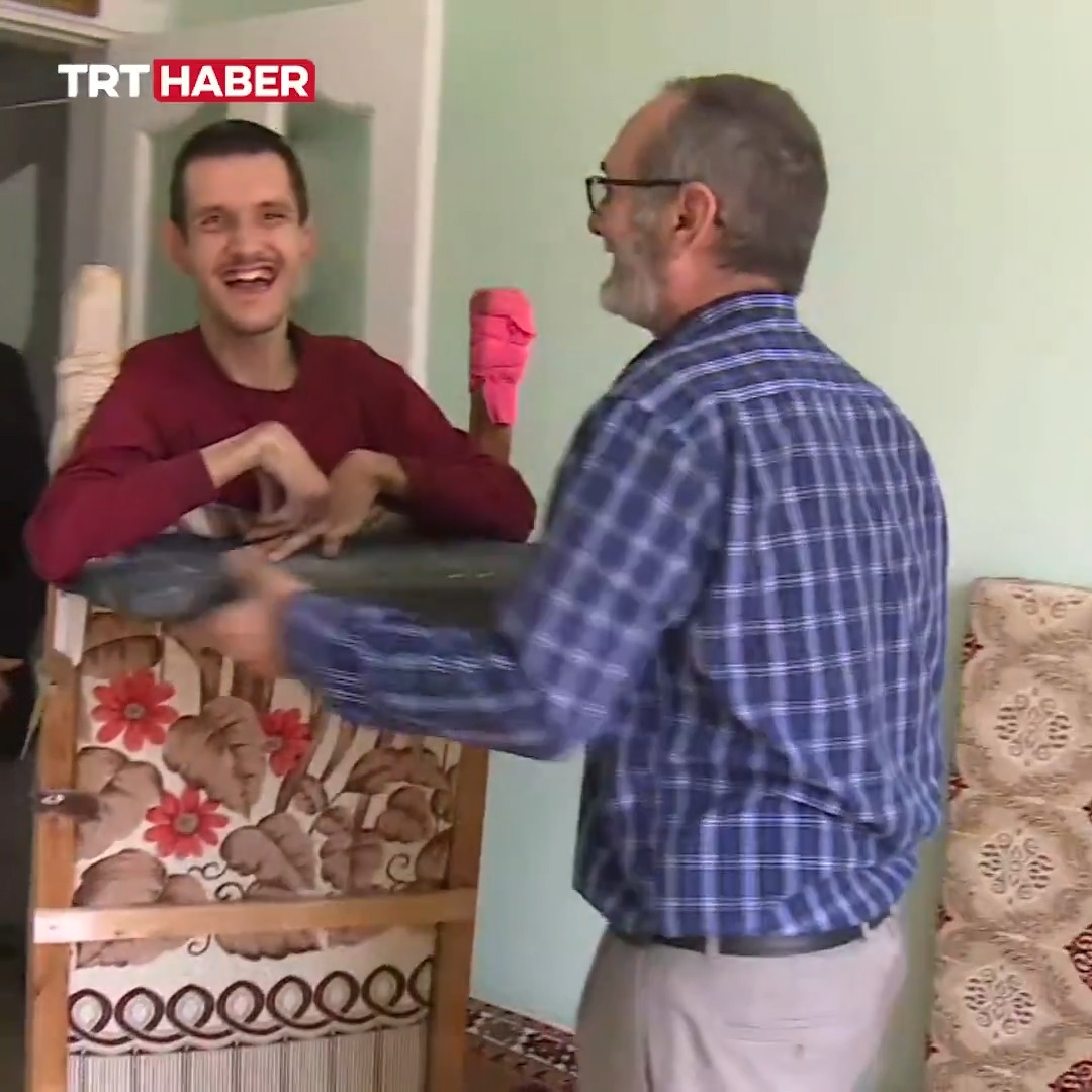 Konya'da oğlunun dışarıyı görmesi için düzenek hazırlayan baba: "Dışarıyı görsün, çünkü sürekli içeride yatıyor. Çok sevindi, o kadar sevindi ki.."