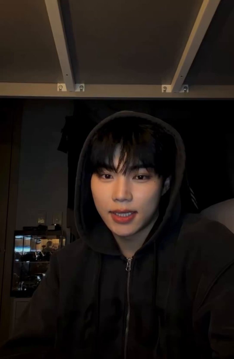 gunwook’s entire younger ones and older ones discourse 😭 💬 how does it feel to be fluttered by a younger guy? 🧸 it was nice. he was cute. 💬 you're so harsh toward younger girls though 🧸 when was i ever harsh to younger girls~ it’s just my own way of doing things. i’m sorry… no, but i like younger ones! it’s just that "younger" feeling is awkward… 💬 you’re always like "noona, noona" and you put up a wall against younger people 🧸 when did i do that~ there you go again, saying hurtful things? i treat everyone the same… they are cute! younger people have their own charm the whining is so cute. i love you all the same~ oppa will do better!