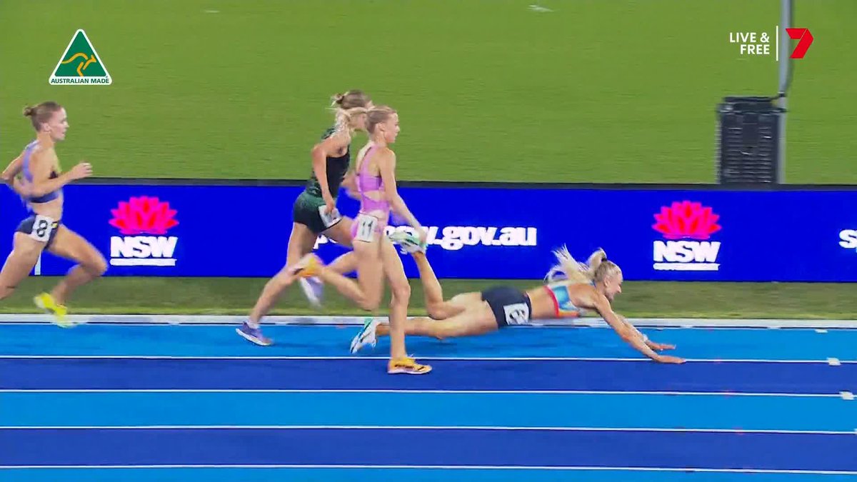 Jess Hull goes down after getting tangled up with Claudia Hollingsworth on the home straight 😳