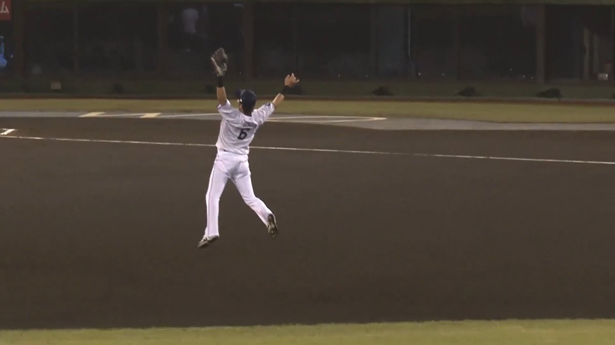 ジャンプしてボールを掴み取る！⚾ 埼玉西武 源田壮亮 選手のファインプレー！✨ 👇ライブ配信はこちら