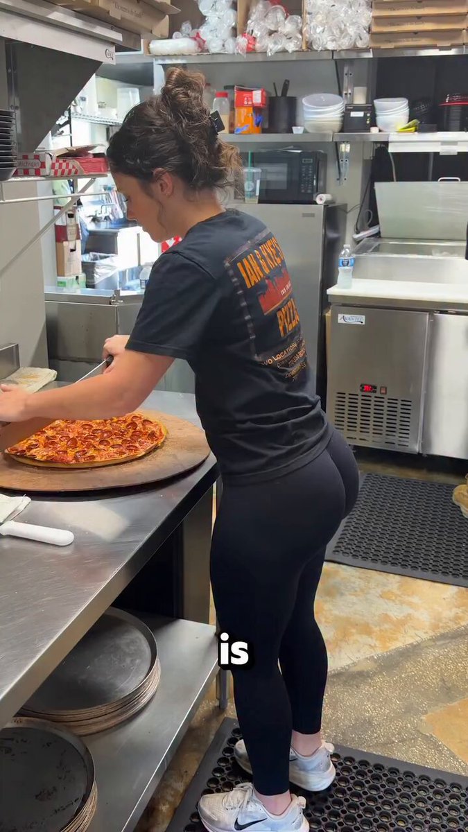 Viral “pizza lady” claims she gets her genetics from her mother &amp; has been getting creepy calls from dudes asking for her ever since she started posting online 👀