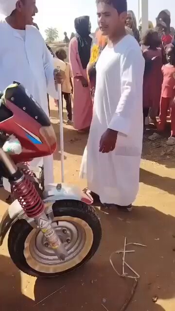 رشايدي استقبل نازحين رائعين من دارفور في أرضه وآواهم وسكنهم.. بعد احتاج للأرض وداير يطلعهم رفضوا وقالوا ليه دي أرضنا وطردوه من أرضه.. الحسنة في الرائع جزاتها ندامة مدى الحياة. احذر الرائع، احذر الرائع، احذر الرائع.