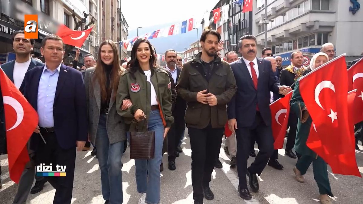 Kuruluş Orhan'ın başarılı oyuncuları fethinin 700. yılında Bursalı hayranlarıyla bir araya geldiler! Dizi TV yeni bölümüyle Pazar 11.20'de atv'de. #DiziTV atv
