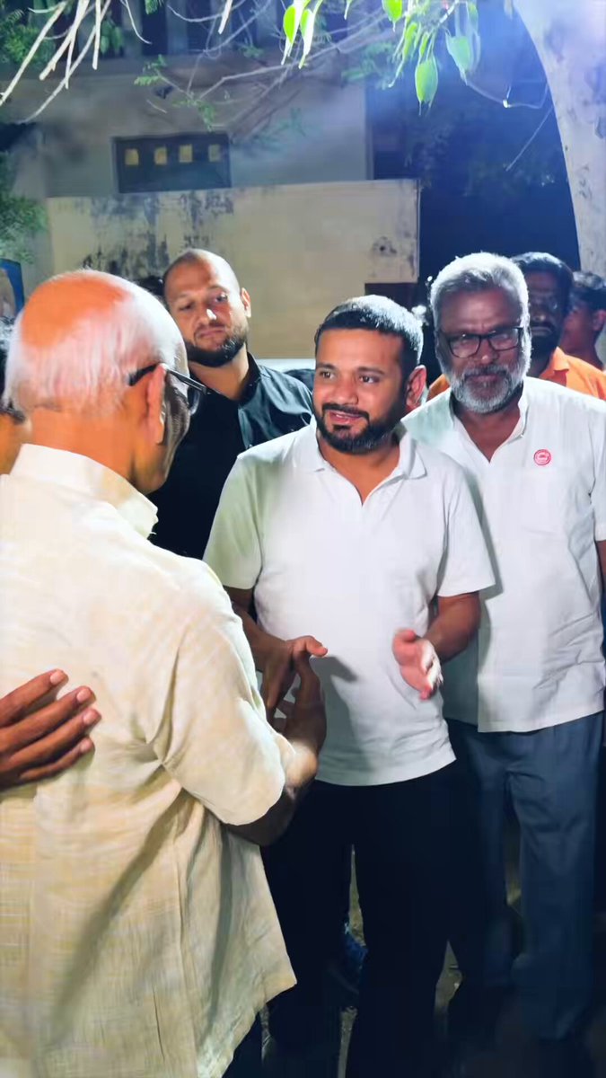 आर्थिक और सामाजिक लोकतंत्र के बिना राजनीतिक लोकतंत्र कायम नहीं रह सकता है। राजनीतिक बराबरी के लिए एक वर्ग या समूह के सामाजिक और आर्थिक प्रभुत्व की जगह सबकी भागीदारी को सुनिश्चित करना जरूरी होता है। इसके बिना किसी भी देश में असली गणतंत्र का निर्माण असंभव है।