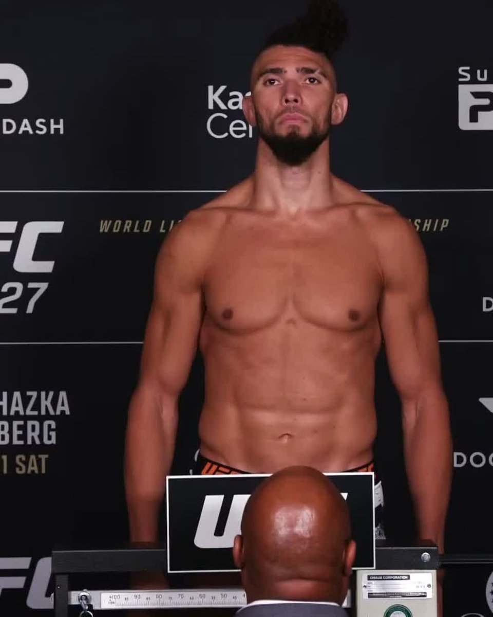 Coming for his second finish in a row 👀 Johnny Walker makes weight at 205 pounds! #UFC327 [ APR 11 | 9pmET on @ParamountPlus ]