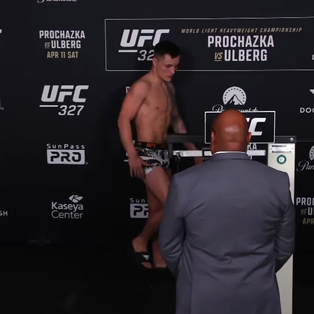 Francisco Prado da el peso en las 170 libras 🇦🇷🇦🇷🇦🇷 #UFC327 | Sáb 11 de abril | En vivo por @pplusdeportes