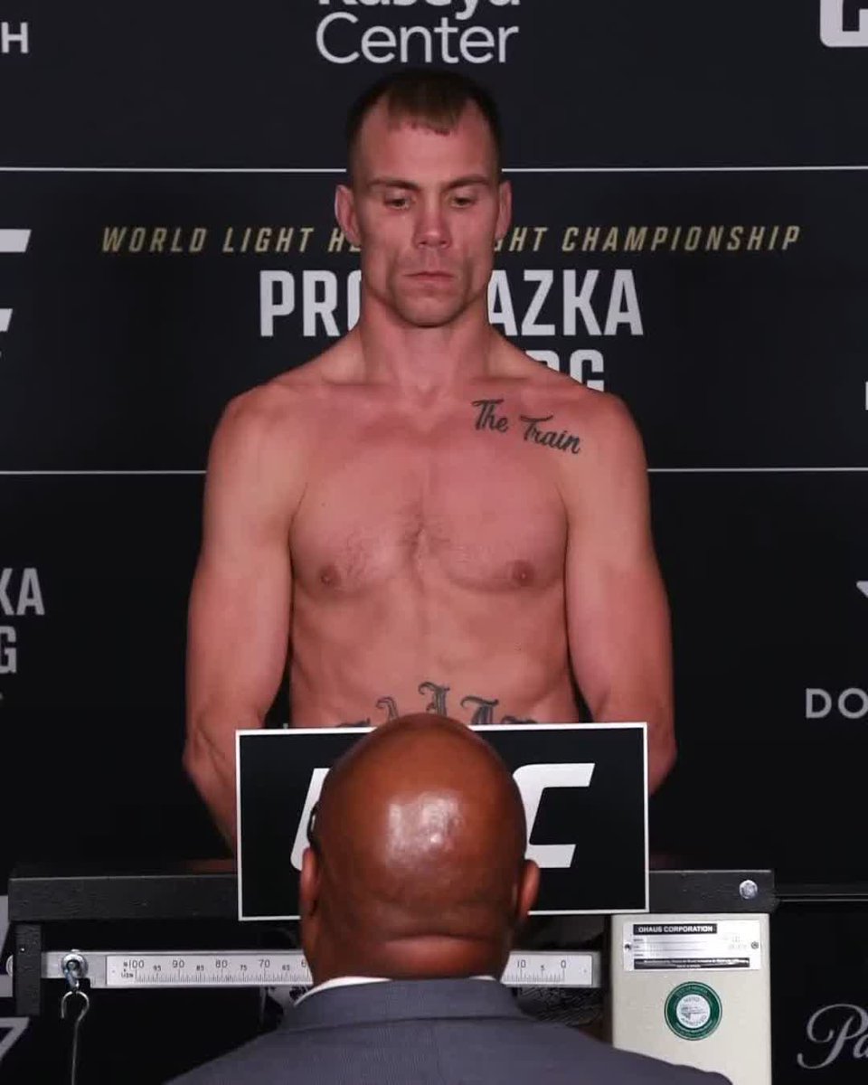 Coming to put on a show 😤 Nate Landwehr hits the scale at 145 pounds! #UFC327 [ APR 11 | 9pmET on Paramount+ ]