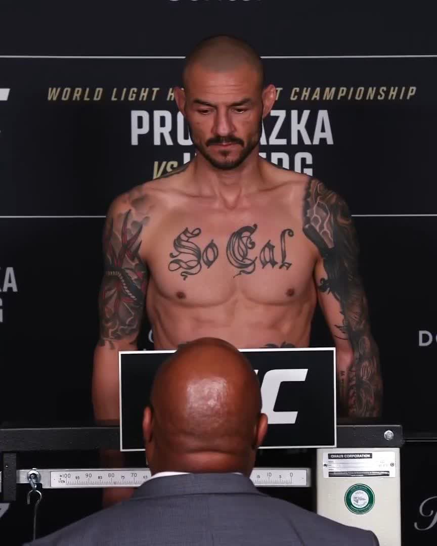 One last time for the legend 😮‍💨 Cub Swanson weighs in at 146 pounds! #UFC327 [ APR 11 | 9pmET on @ParamountPlus ]