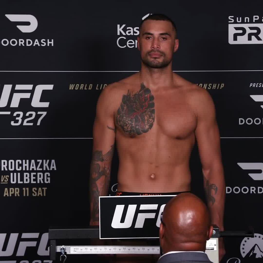 🚨 Carlos Ulberg makes weight ✅ ⚖️ 204 lbs #UFC327