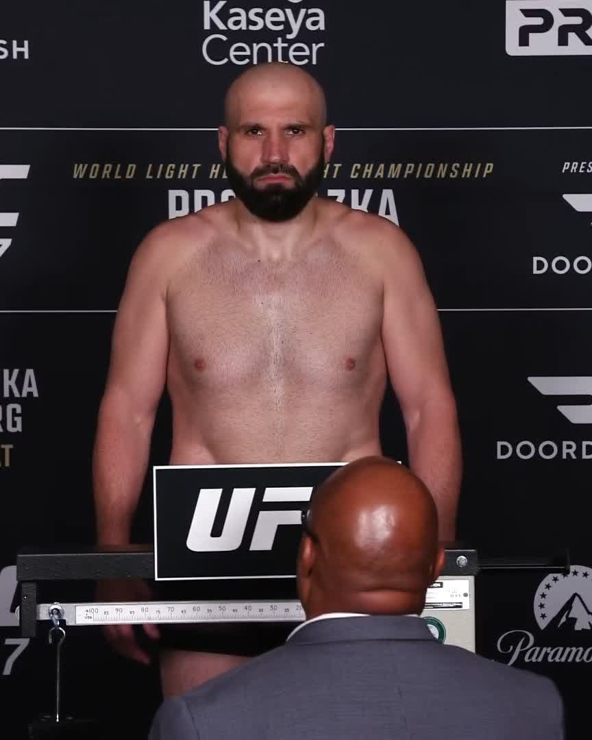 Chasing his fourth straight finish at #UFC327! Azamat "The Professional" Murzakanov weighs in at 205 pounds! [ APR 11 | 9pmET on Paramount+ ]