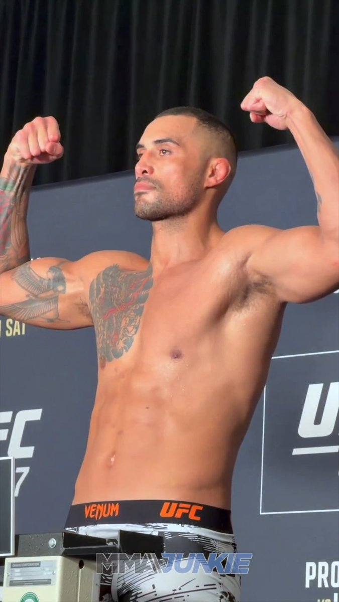 Carlos Ulberg has done his part at weigh-ins for the #UFC327 vacant title fight, hitting 204 pounds.