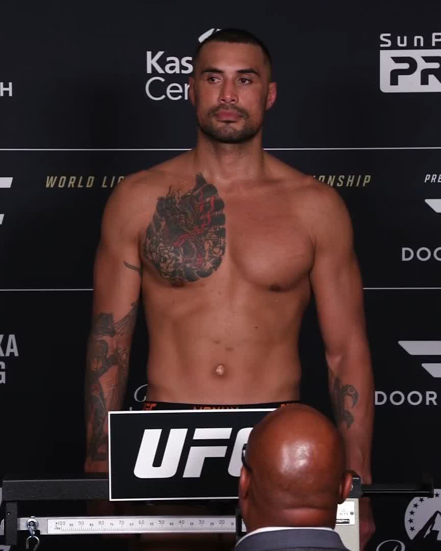 Gold on his mind 🏆 Carlos Ulberg hits the scale at 204 pounds ahead of his title shot at #UFC327! [ APR 11 | 9pmET on @ParamountPlus ]