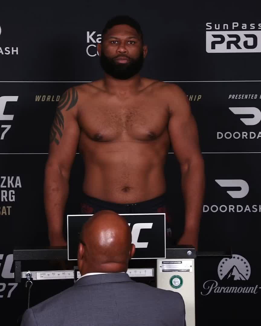 Looking good on the scale 💪 Curtis Blaydes weighs in at 261 pounds! #UFC327 [ APR 11 | 9pmET on @ParamountPlus ]