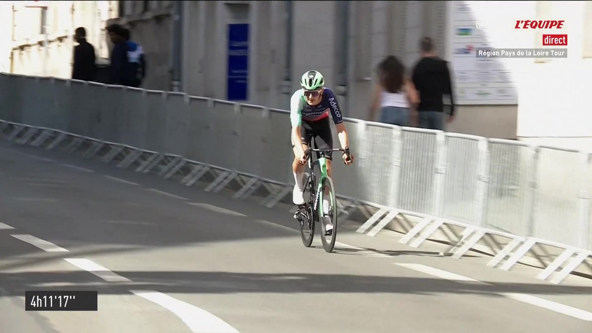 Quelle première victoire chez les professionnels pour Antoine L'Hote ! Après 15 kilomètres en solitaire, le Français remporte la dernière étape et le classement général du Région Pays de la Loire Tour ! #lequipeVELO