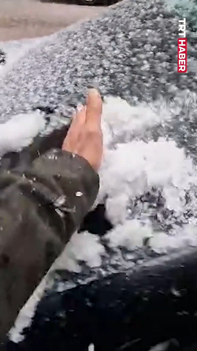 İstanbul'da sağanak ve dolu etkili oldu, sokaklar beyaza büründü.