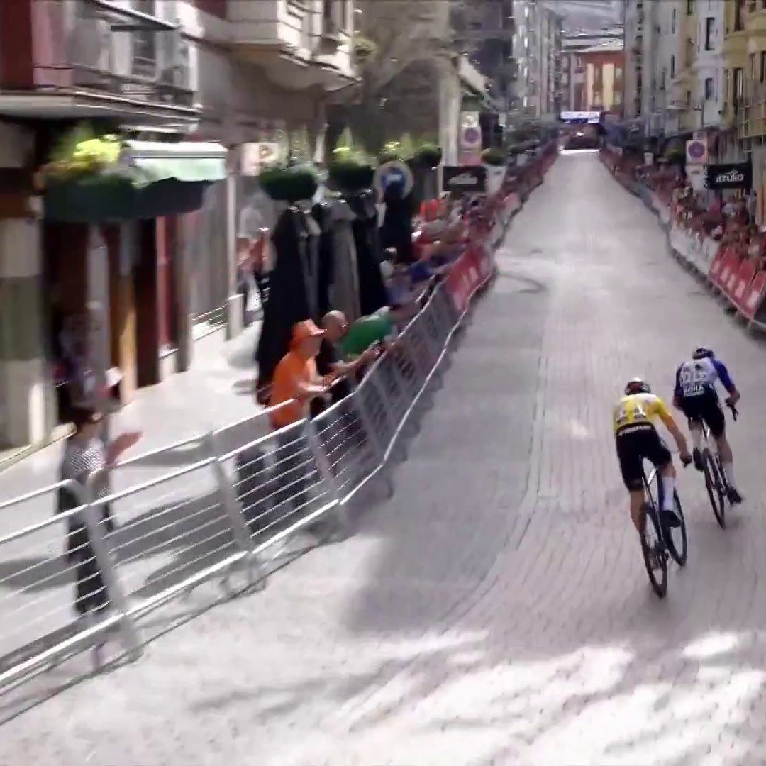 Seixas cements his supremacy 👑💪 The Frenchman outsprints Florian Lipowitz to take his THIRD stage of Itzulia Basque Country 👏
