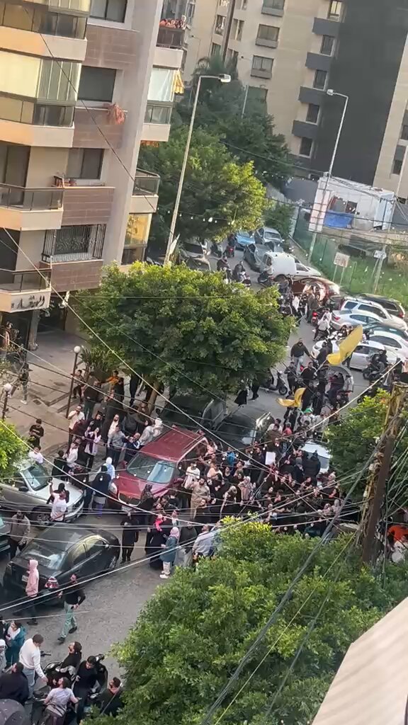 ⚠️ الدولة العميقة وحزب الله.. انقلاب على الشرعية 🔴 الوقائع في بيروت تؤكد أن حزب الله يستعد لـ 7 أيار جديد ويحضّر لانقلاب على الشرعية ودفع البلاد نحو الفتنة. ومن يهدّد اللبنانيين بالسلاح يجب أن تُقطع يده فورًا. 🔴 لا بقاء لسلاح غير شرعي بعد اليوم. السلاح الخارج عن الدولة يجب نزعه بالقوة، ومن يتمسّك به يجب توقيفه ومحاسبته. 🔴 الجيش وُجد لفرض سلطة الدولة لا لمراقبة انهيارها. وأي يد تعبث بالأمن أو تهدّد اللبنانيين يجب أن تُواجَه بيدٍ من حديد. هذه معركة استعادة الدولة من الاحتلال الإيراني عبر السلاح غير الشرعي 🇱🇧⚠️