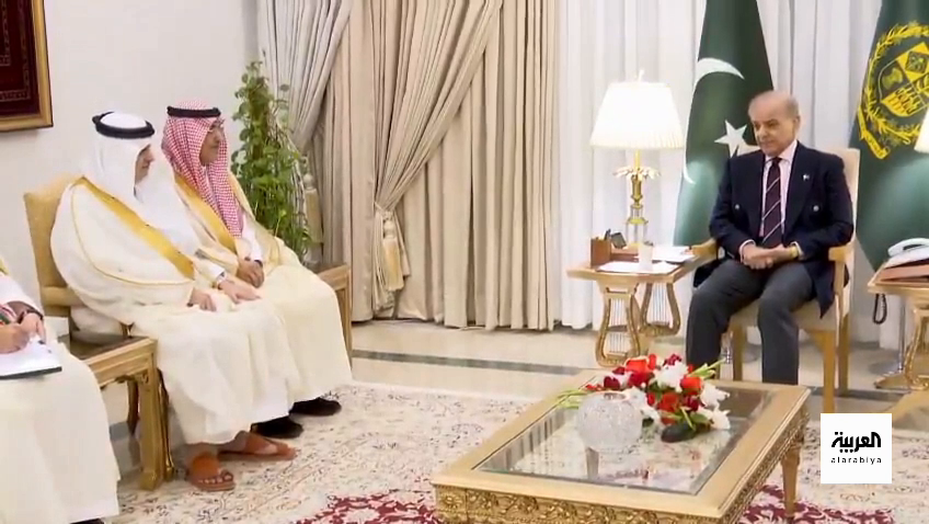 رئيس الوزراء الباكستاني شهباز شريف يستقبل في #إسلام_أباد وزير المالية السعودي محمد الجدعان، ويبحث معه العلاقات الاقتصادية بين البلدين، موجها شكره للسعودية على دعمها ووقوفها مع #باكستان طوال العقود الماضية.