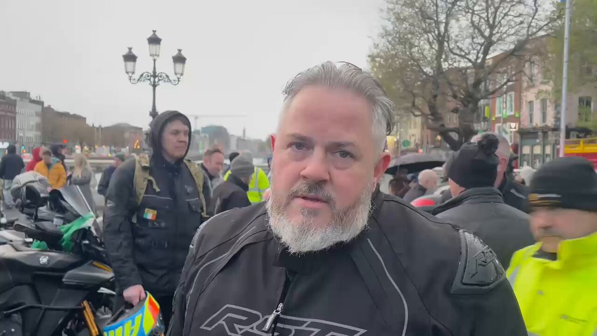 The bikers have joined the fuel protest on Dublin’s O’Connell bridge. Damien Sheridan tells The Journal he put a call out earlier this afternoon for the community to come out and show solidarity with the farmers and hauliers.