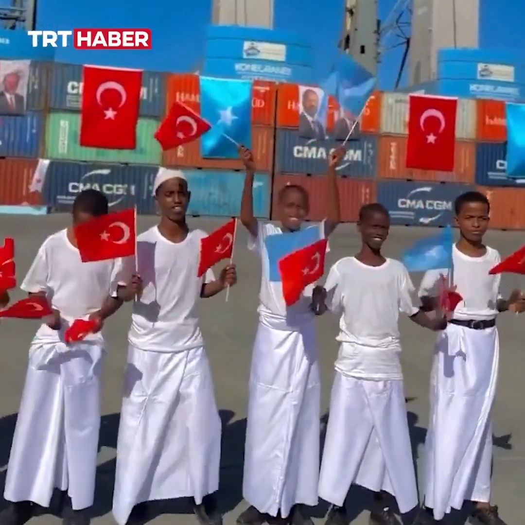 🇹🇷🇸🇴"Türkiye ile Somali: Birlikte Daha Güçlü" Ultra derin deniz sondaj gemimiz Çağrı Bey için Somali'de karşılama töreni düzenlendi.