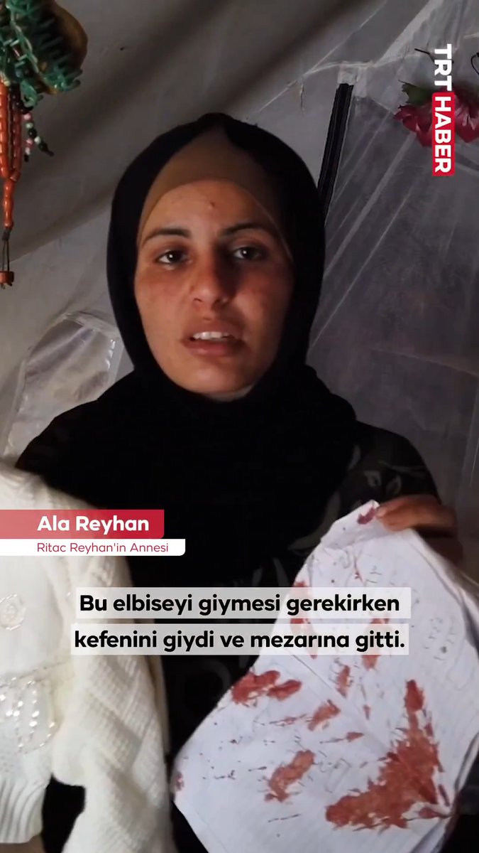 Gazzeli Ritac henüz 9 yaşındaydı. Okula gitmek için ailesiyle birlikte kaldığı derme çatma çadırdan ayrılan küçük kız, soykırımcı İsrail’in saldırısıyla hayatını kaybetti. Anne Ala Reyhan: ▪️"Dayısının düğünü için beyaz kıyafetler almıştık ama beyaz kefene sardık..."
