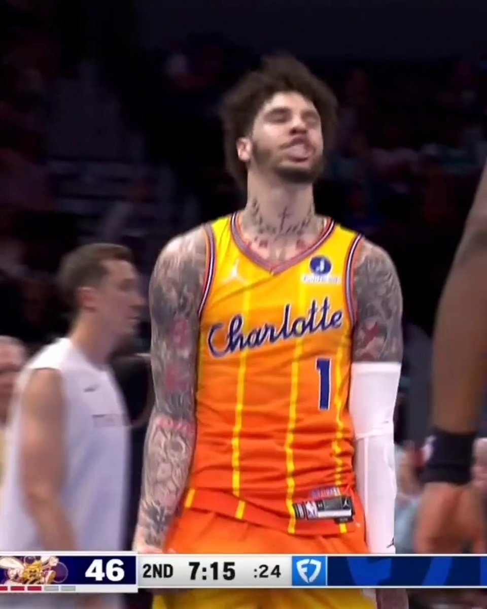 LaMelo passed up a wide open two on the break ... to shoot a three 😭