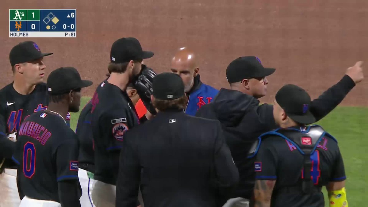 Clay Holmes is leaving the game with a Mets athletic trainer