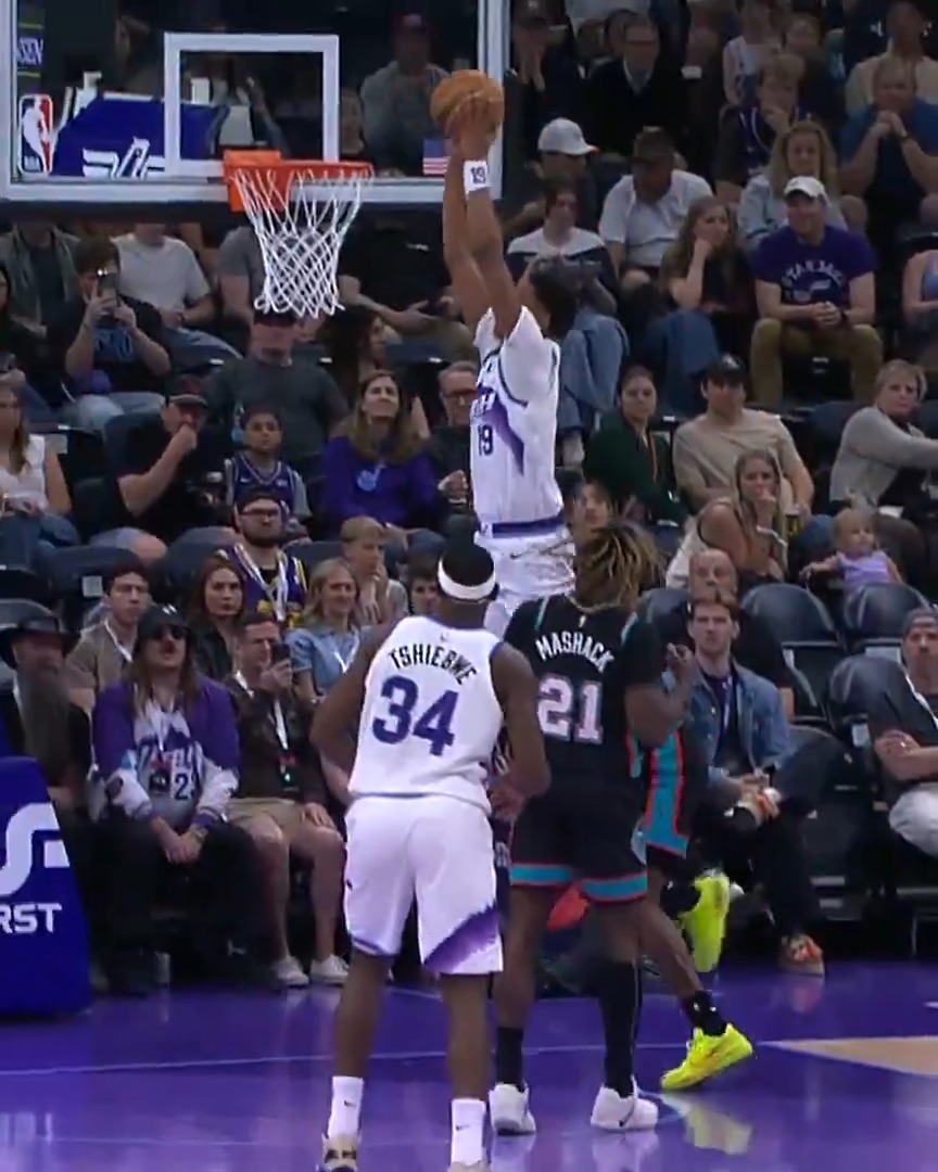 That hesi shoulder fake is becoming a signature move for Ace Bailey