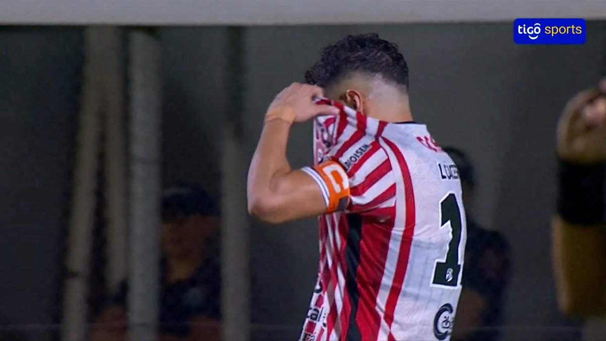 EL MOMENTO MÁS ESPERADO 🎉Así celebraron los jugadores y la afición de San Lorenzo el primer triunfo del equipo en el #AperturaAPF2026, tras el pitazo final de Alipio Colmán. 🥹El capitán Luis Cáceres no pudo contener las lágrimas.