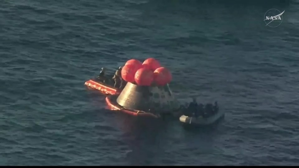 Los cuatro astronautas de Artemis II salen de la nave espacial Orion y están a bordo de la balsa inflable “front porch”.