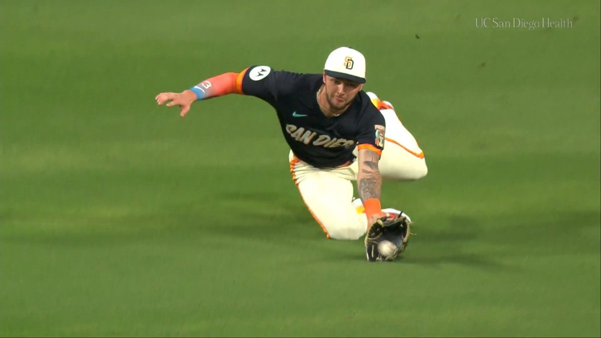 Jackson Merrill catches this ball JUST before it hits the grass!