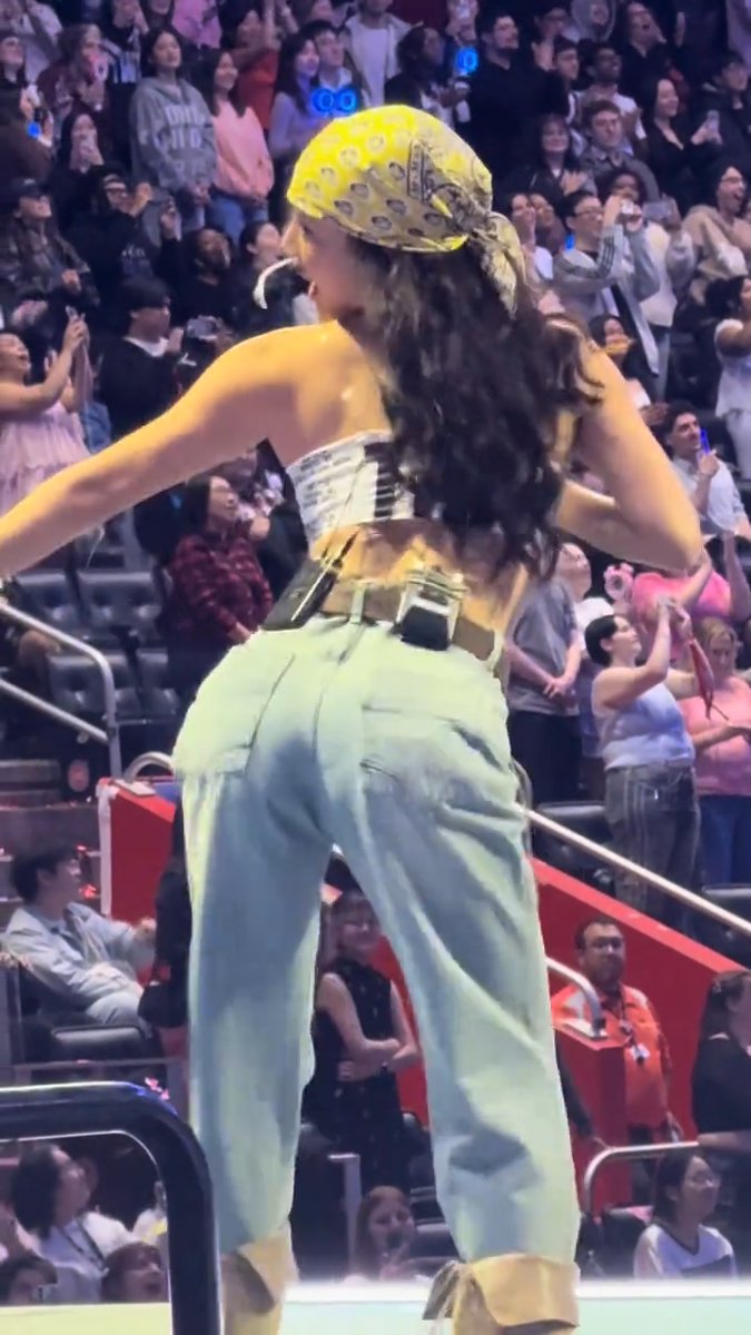 JIHYO TWERKING AND DANCING LIKE CRAZY