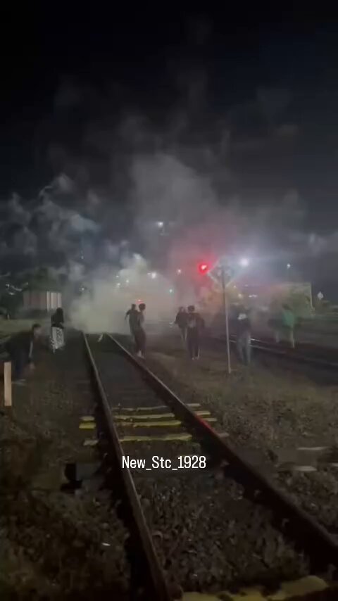 Maklum cak di sana baru lebaran makanye main petasan 😂🤣