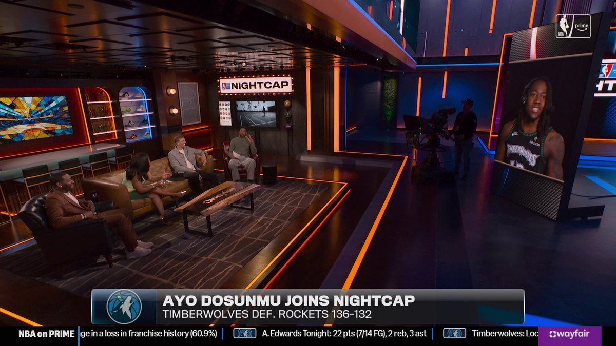 .Taylor Rooks and Ayo Dosunmu showing off that Illini pride ✊