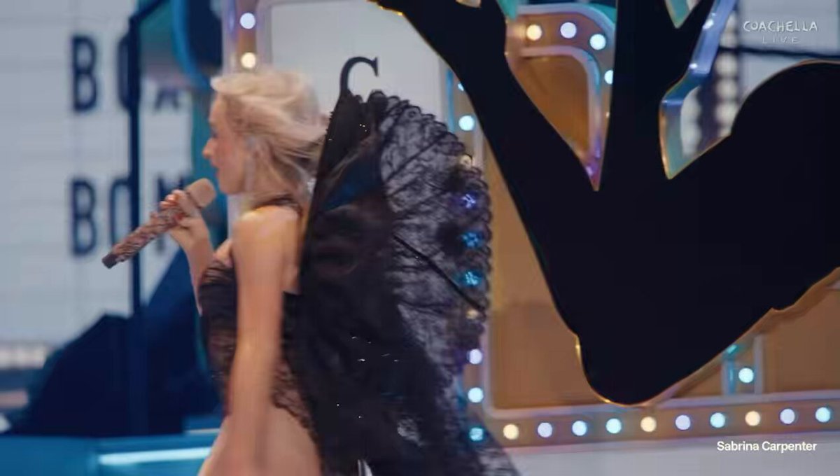 Sabrina Carpenter’s “Juno position” featuring Samuel L. Jackson at Sabchella