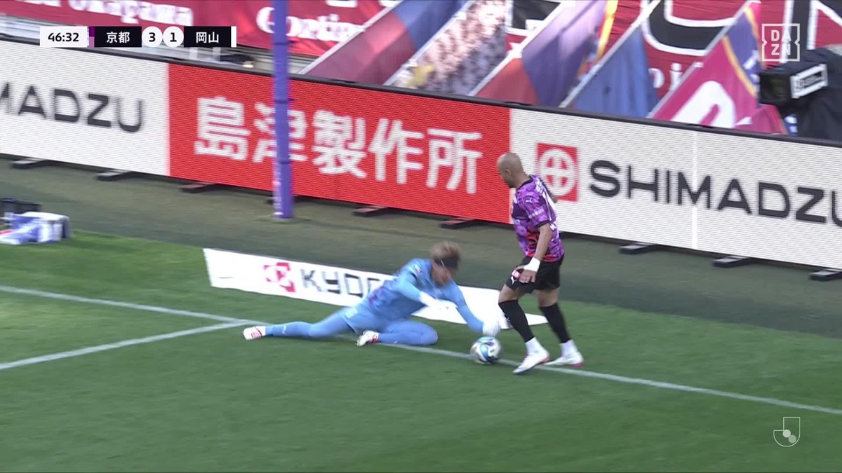 おっとこれは😅 味方が触ったボールをGK太田岳志が手でプレー 流石にこれはバックパス扱いで間接フリーキック 🏆明治安田J1百年構想リーグ 🆚京都×岡山 🆓DAZN 無料LIVE配信中 #Jリーグ #だったらDAZN