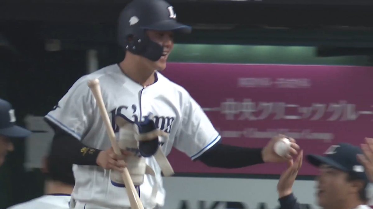 ルーキーの #秋山俊 選手がプロ初ヒットを記録！ 先輩たちから笑顔で迎えられました！ #seibulions #打破 #圧倒的至近距離 #プライドシリーズ