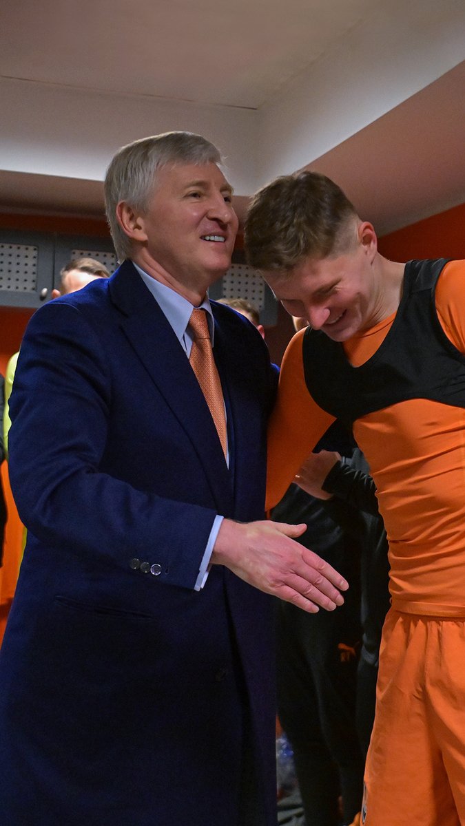 Shakhtar'ın sahibi Rinat Akhmetov, Rusya'nın saldırılarından beri 12 yıldır ilk kez Shakhtar maçı için stada gelmiş Alkmaar maçında.
