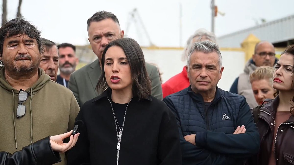 La seguridad privada de Navantia nos ha impedido observar la situación de estos trabajadores. Se trata de una empresa 100% pública, bastaría una llamada de la Junta de Andalucía o del Gobierno de España para que cumplan la ley y acaben con las listas negras. 🎥 Irene Montero