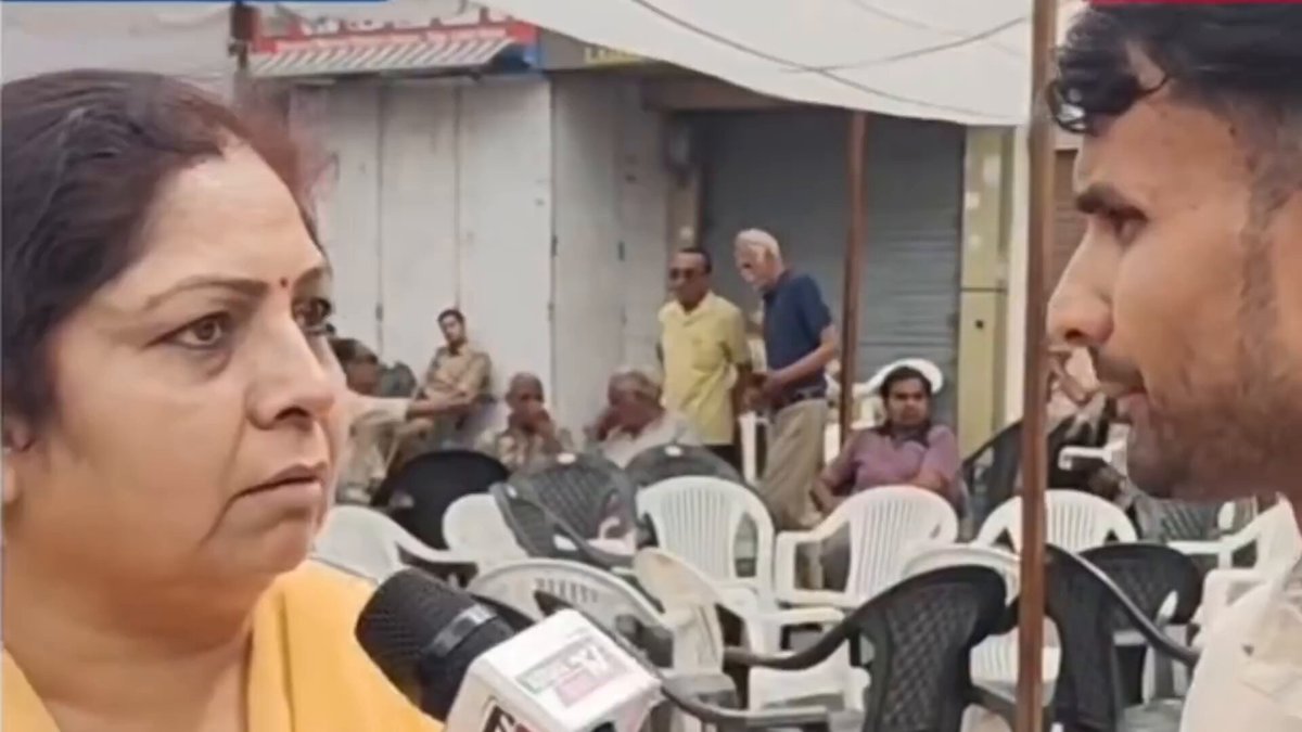 महिला: मेरठ सांसद अरुण गोविल जी ने खूब जोर शोर से बोला था कि ये बाजार अभी खुलेगा अभी खुलेगा लेकिन तब से अभी तक कोई दुकानें नहीं खुली है। तभी सारे स्कूल सील कर दिए सारे अस्पताल सील कर दिए सबकी दुकानें सील कर दिए आज मेरठ बंद के ऐलान हो रहे है आज सब सड़क पर है क्या ये सब सरकार को सुनाई नहीं दे रहा है।