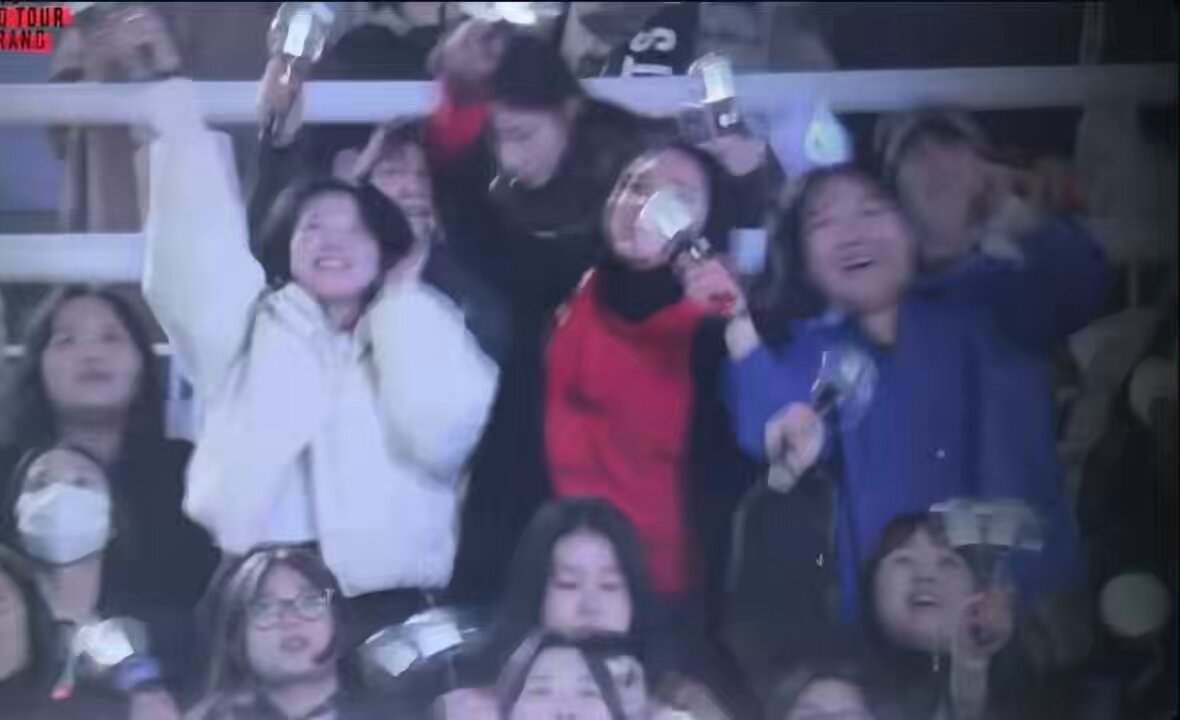 THE WHOLE STADIUM DANCING TO IDOL THIS IS INSANEEE