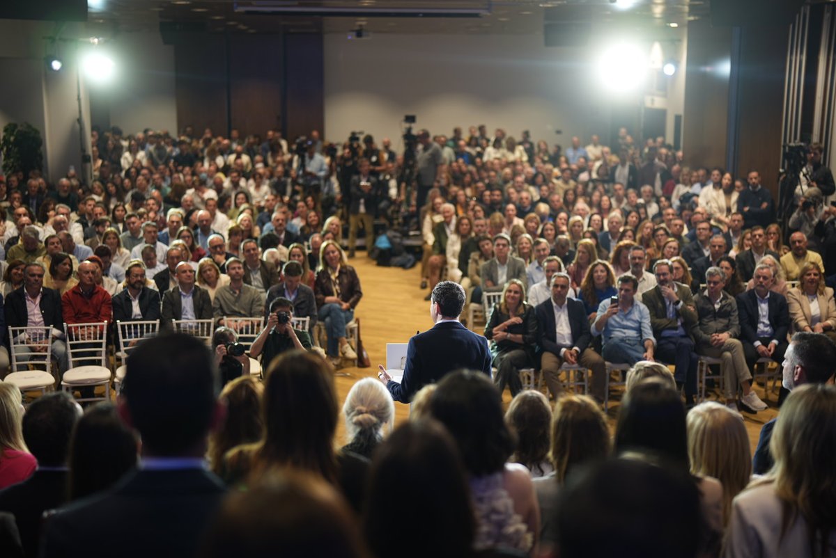 Andalucía no es un trámite. Es nuestra vida y la de nuestros hijos y nietos. Frente al pasado: alegría, futuro e ilusión. ¡A ganar por todos los andaluces! #ConLaFuerzaDeAndalucía