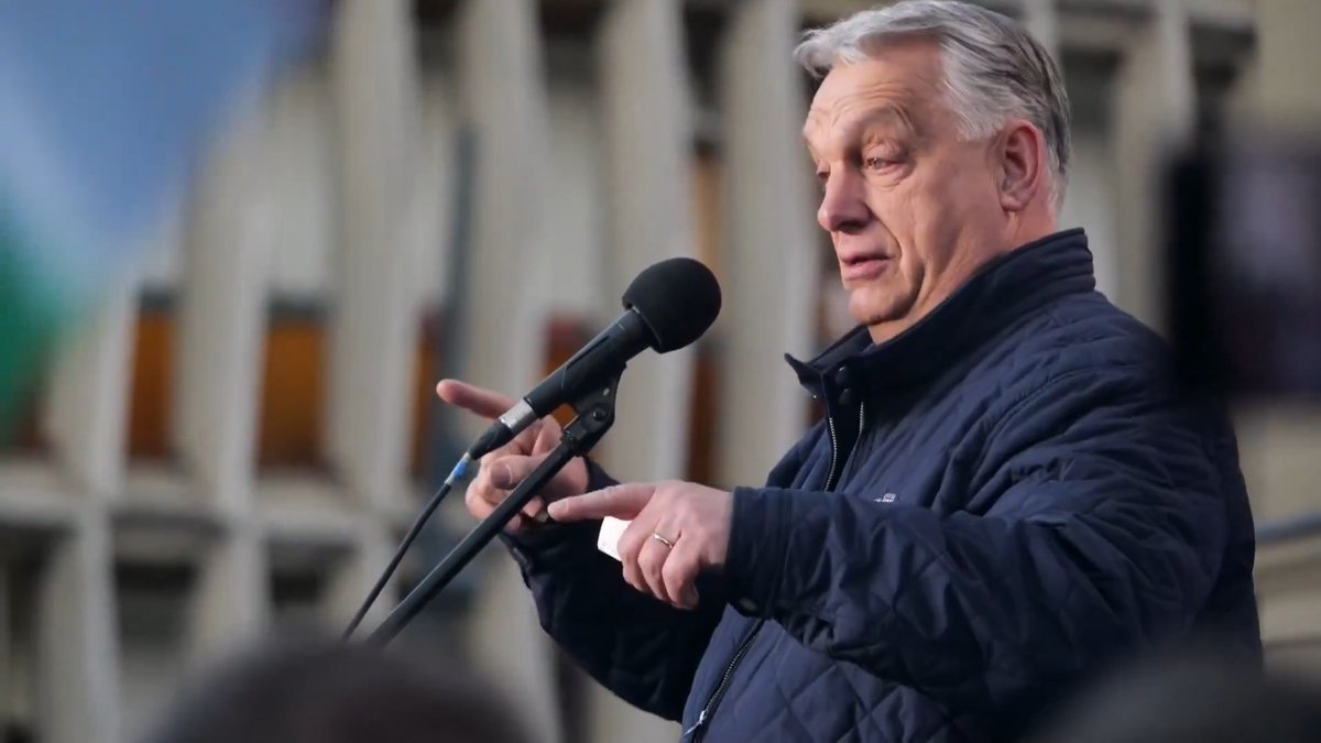 An expert journalist reveals Viktor Orban is in full panic mode. After years of assured victories, he is desperately holding rallies because his regime is collapsing. He is terrifying his base with claims of a liberal mob just to cling to power. Total desperation.