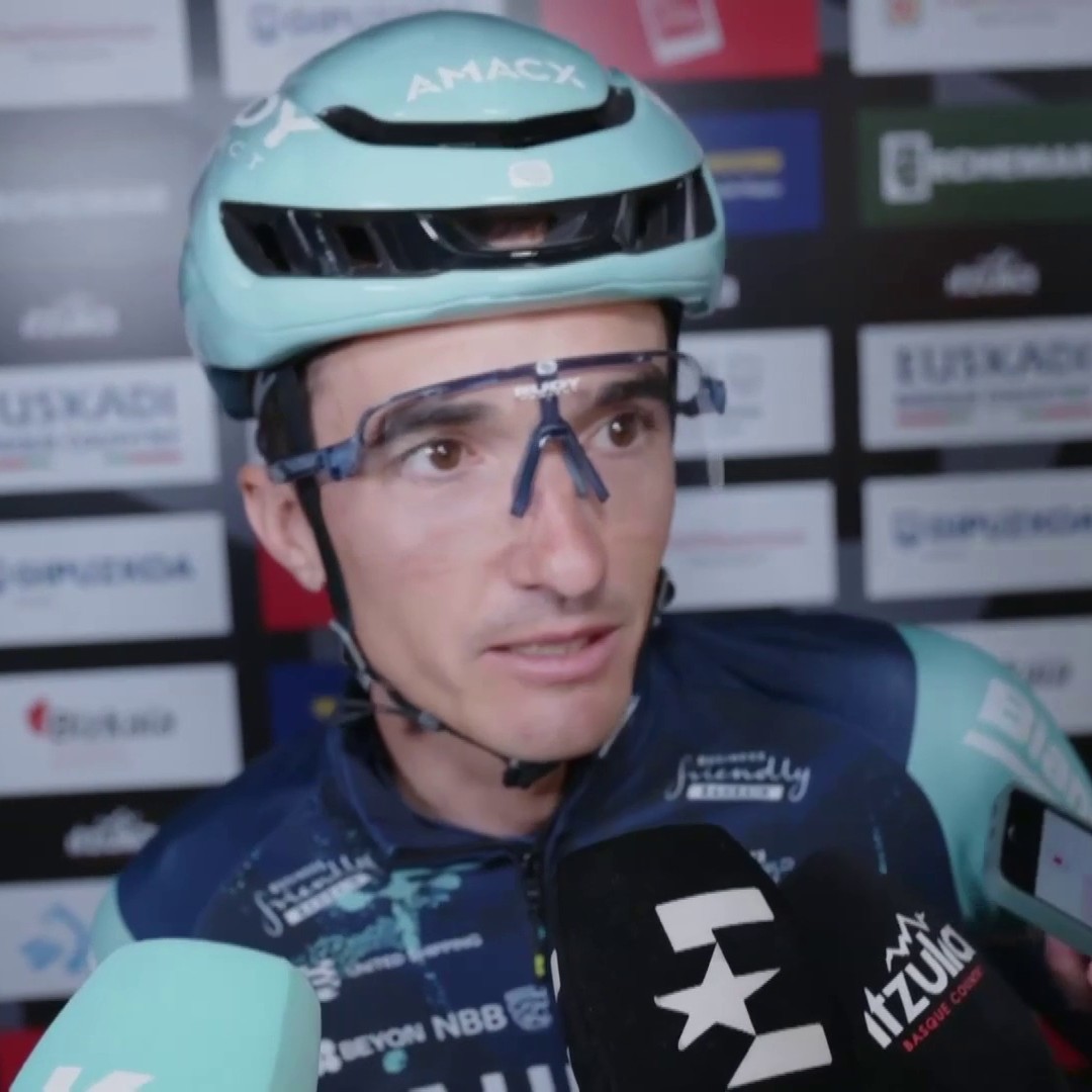 🥹 Pello Bilbao explica a Eurosport los motivos de su retirada en la salida de la última etapa de la #itzulia2026 "Una suerte haber podido ser ciclista profesional siendo vasco, teniendo esta afición, estas carreras. Esto es un paraíso" Mila esker, txapeldun! 👏🏼🎩